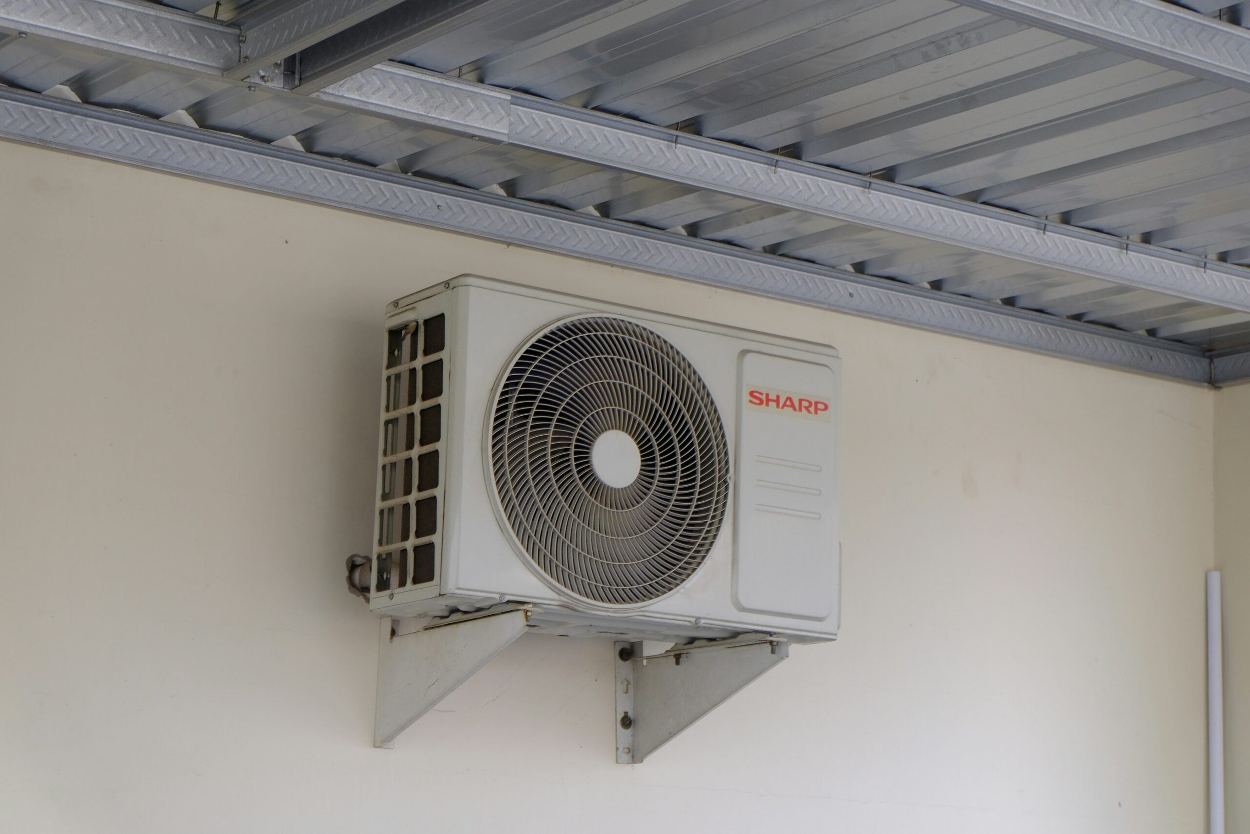Entretien de climatisation par un technicien R'CLIM à Lyon